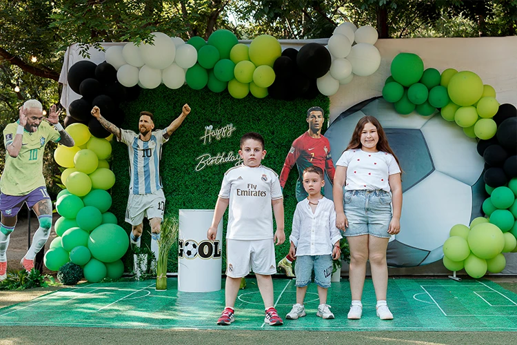 Снимка с приятелите пред декора за рождения ден.