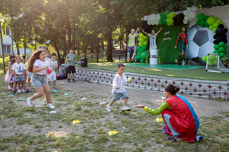 Състезателна игра с аниматор от рожден ден в парка.