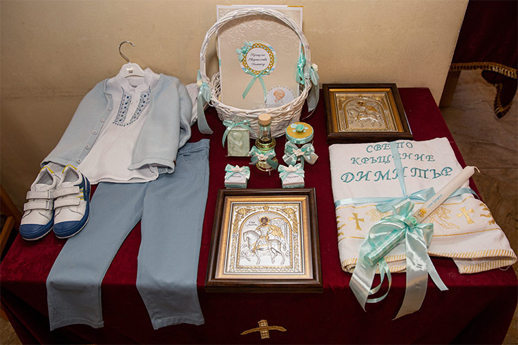 Аксесоари и дрехи снимани преди началото на ритуал Свето Кръщение.