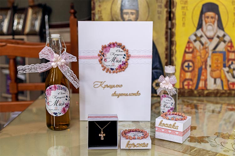 Папка за кръщелно свидетелство, кръстче и други аксесоари за кръщение на момиче.