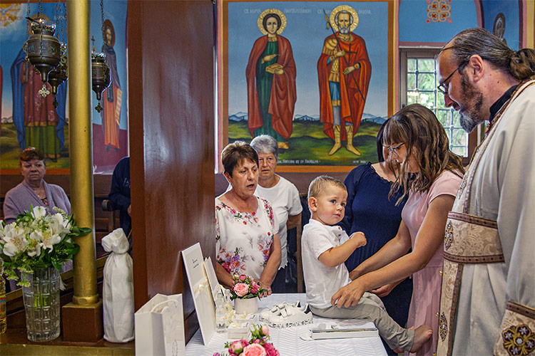 Преобличане на момченце по време на кръщението му в Белащински манастир Свети Георги Победоносец.