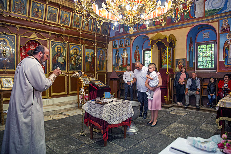 Ритуална обиколка на купела по време на кръщене в Белащински манастир Свети Георги Победоносец.