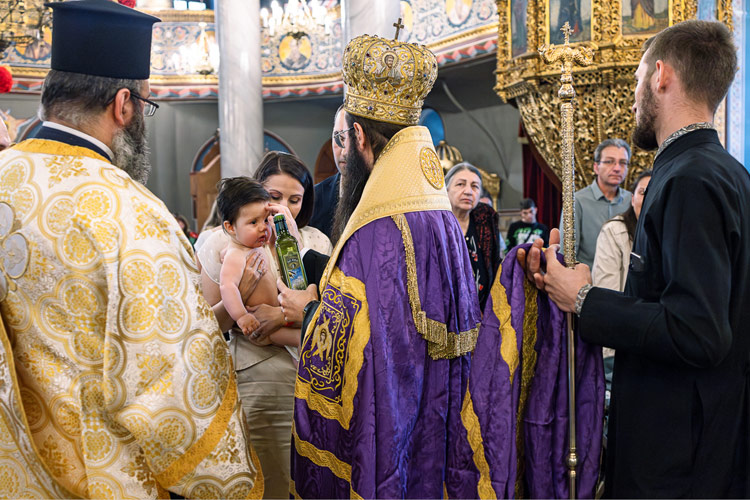 Помазване с миро, ключов момент от кръщене в митрополитски храм "Света Марина", Пловдив.