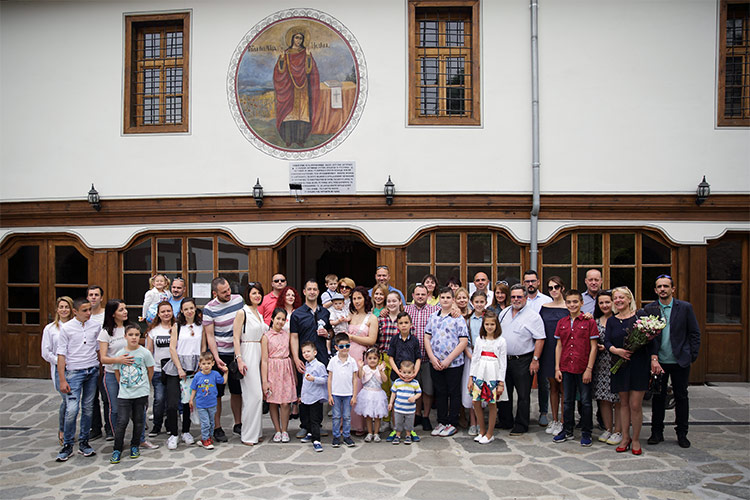 Семейство и гости застанали за обща снимка след кръщене в двора на храм "Св. Неделя", Пловдив.
