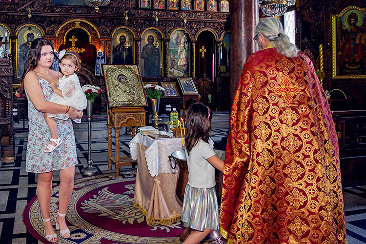 Ритуална обиколка на купела по време на кръщене в храм "Св. Петка", Пловдив.