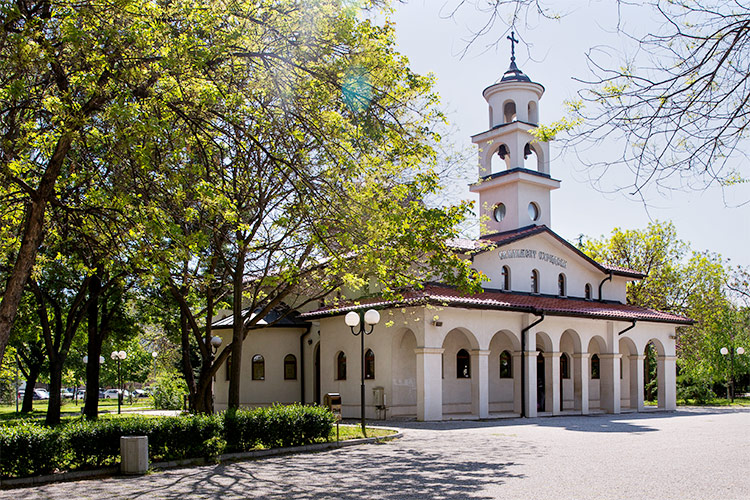 Фасадата на Храм "Св. Климент Охридски" Пловдив.