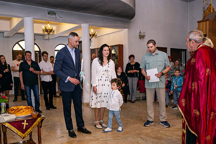 Бащата на детето приема кръщелното свидетелство от отеца провел ритуала в храм "Св. Климент Охридски" Пловдив.