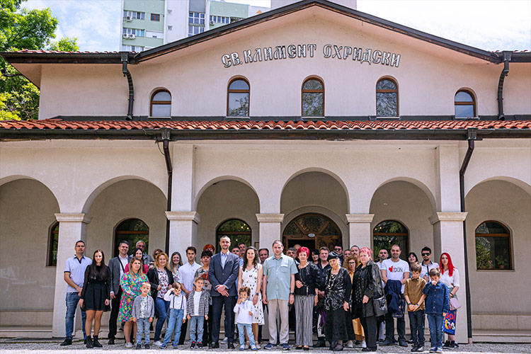 Семейство и гости застанали за обща снимка пред храм "Св. Климент Охридски" Пловдив.