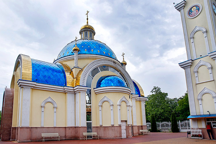 Фасадата на Храм "Св. Николай Мирликийски Чудотворец" в Пловдив, известен като църквата със сините кубета.