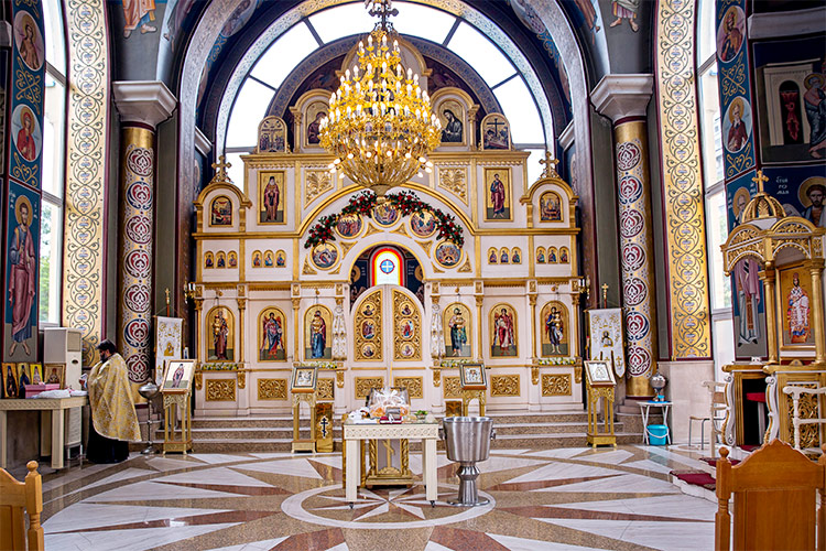 Храм "Св. Николай Мирликийски Чудотворец" в Пловдив, подготвен за ритуал Свето Кръщение.