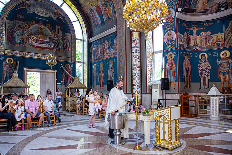 Кръщене на момиче в Храм "Св. Николай Мирликийски Чудотворец" Пловдив.