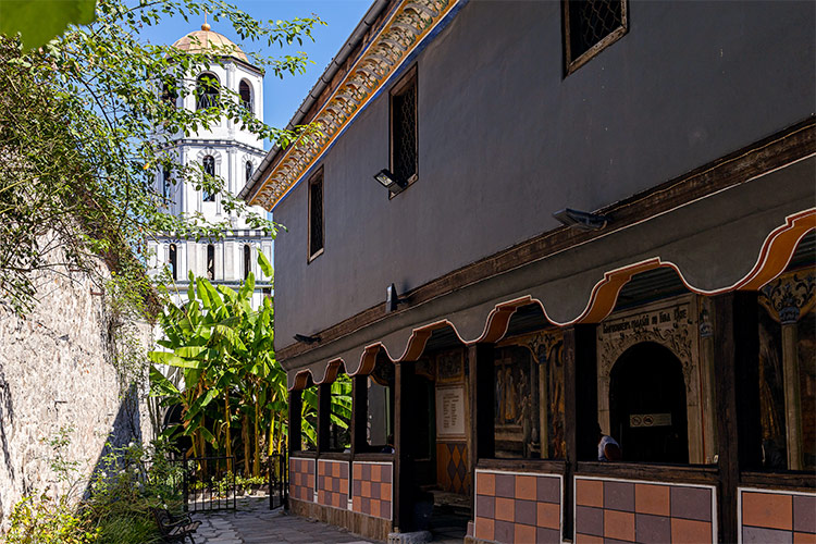 Дворът на храм "Св. Св. Константин и Елена" в Стар град Пловдив.