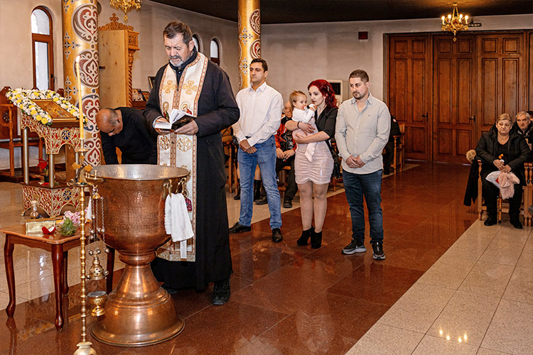 Ритуал Свето Кръщение в Храм "Свето Преображение Господне" в кв. Тракия, Пловдив.