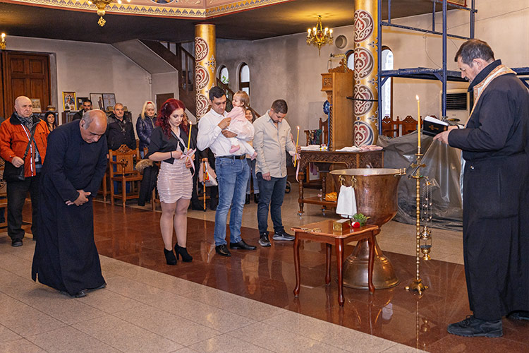 Отецът чете от светото писание по време на кръщене в Храм "Свето Преображение Господне" в кв. Тракия, Пловдив.
