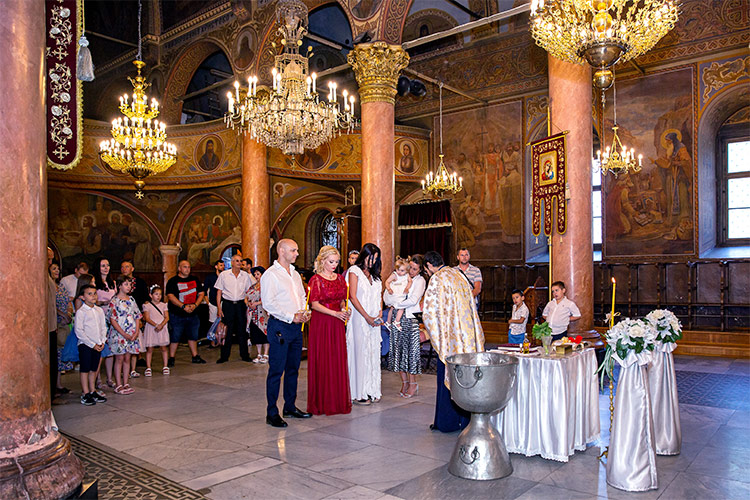 Начало на ритуал Свето Кръщене в Катедрален Храм Успение Богородично Пловдив.