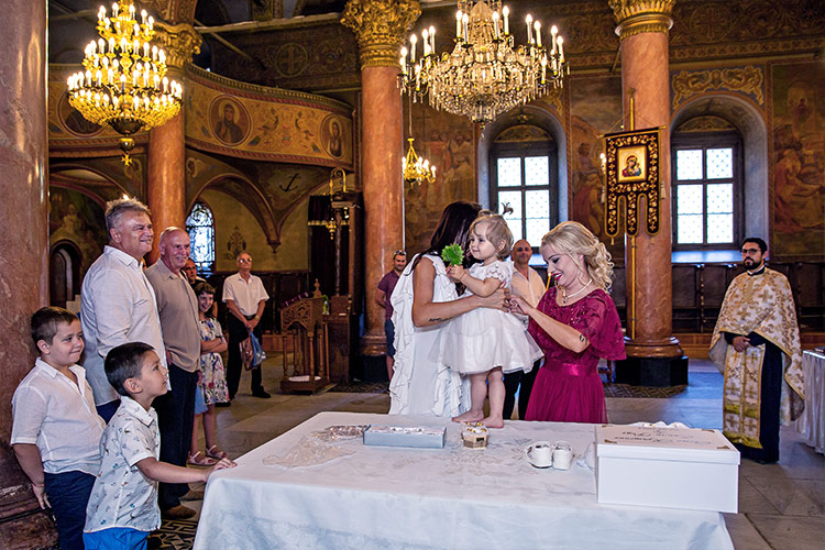 Кръщене в Храм Успение Богородично Пловдив. Преобличане на дете по време на ритуал Свето Крущение.