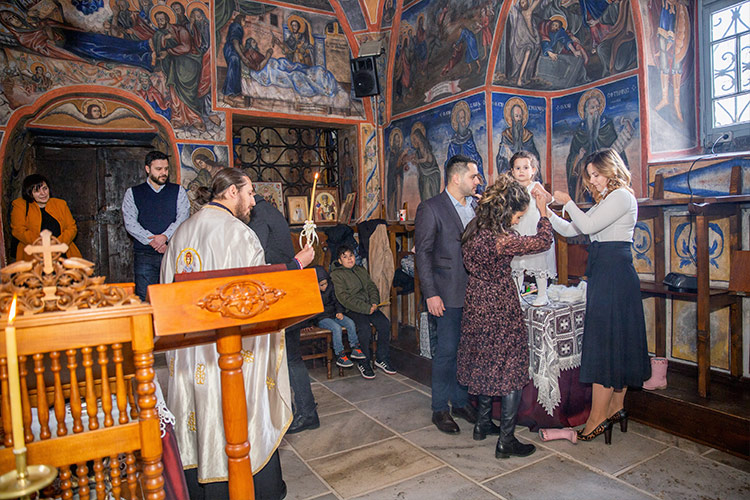 Преобличане на момиченце по време на кръщене в Кукленски манастир Св. Св. Козма и Дамян.