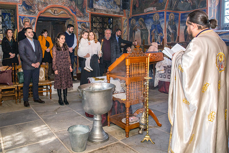 Кръщене на момиче в Кукленски манастир Св. Св. Козма и Дамян.