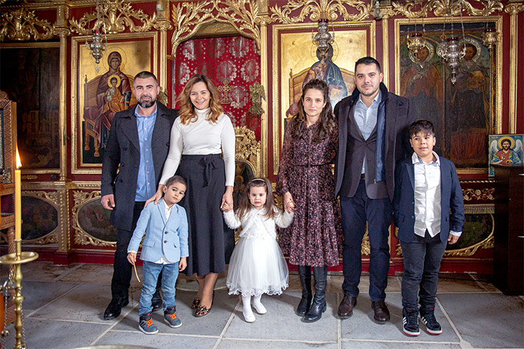 Родители и кръстници застанали за снимка след ритуал Свето Кръщение в Кукленски манастир Св. Св. Козма и Дамян.
