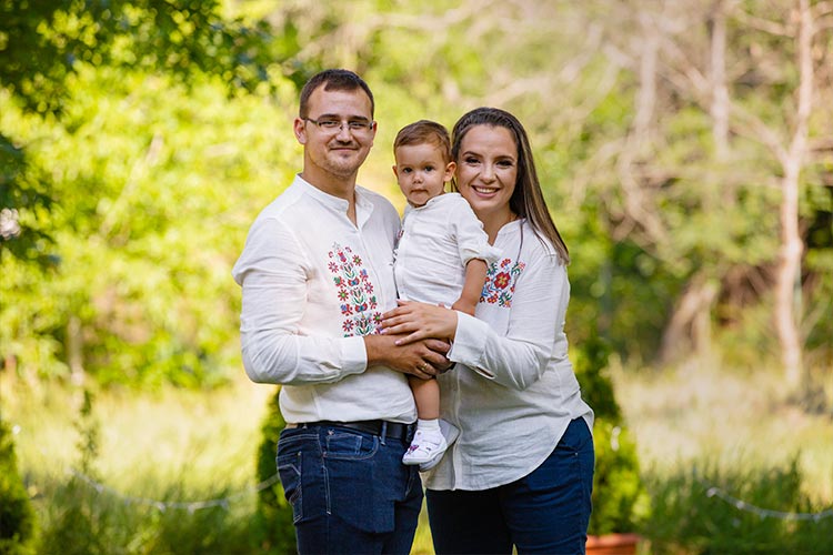 Родители със своето момченце се снимат в двора на Very Berry Wedding Tent, град Пловдив.