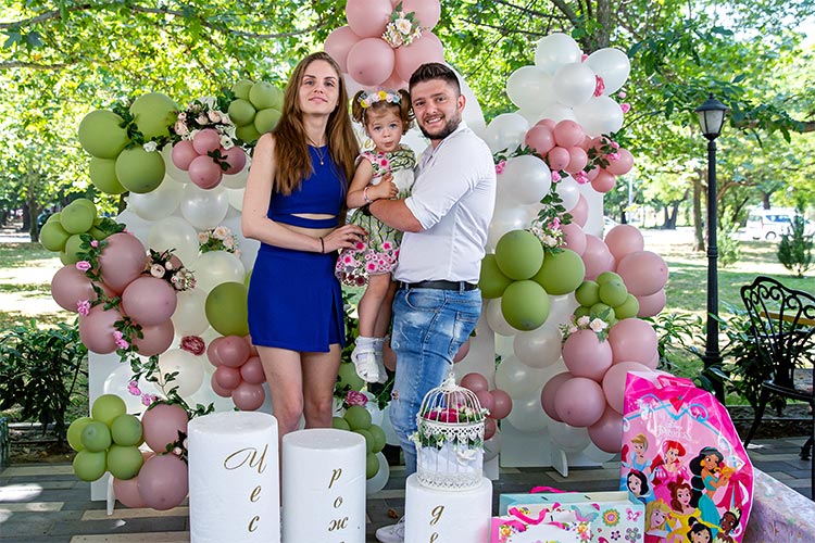 Гости с момиченце празнуват нейните рожден ден и кръщене в ресорант Южен Полъх, град Пловдив.