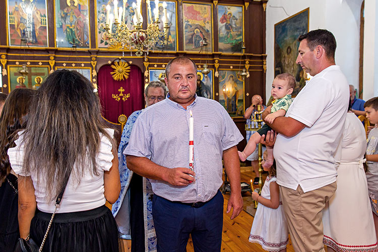 Кръстникът на момченцето се отрича от сатаната по време на неговото Свето Кръщение в храм Свети Свети Константин и Елена, село Браниполе.