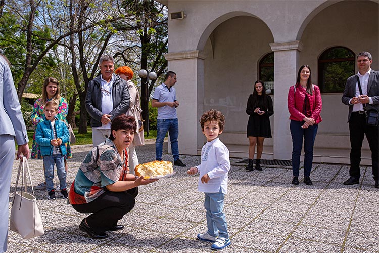 Новопокръстено момченце след края на кръщението му в храм Свети Климент Охридски, град Пловдив.