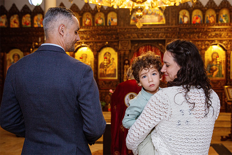 Момченце гушнато от майка си по време на кръщението му в храм Свети Клиемнт Охридски, град Пловдив.