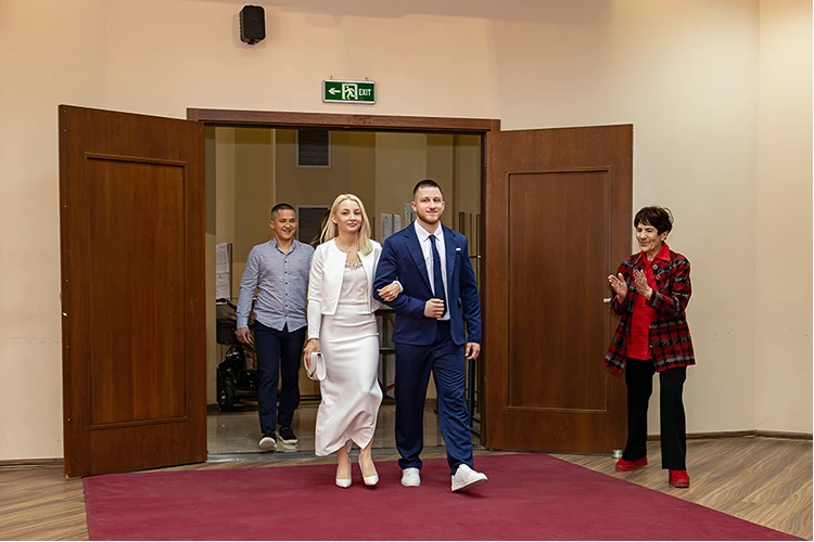 Младоженци влизат в ритуална зала за подписване на граждански брак.