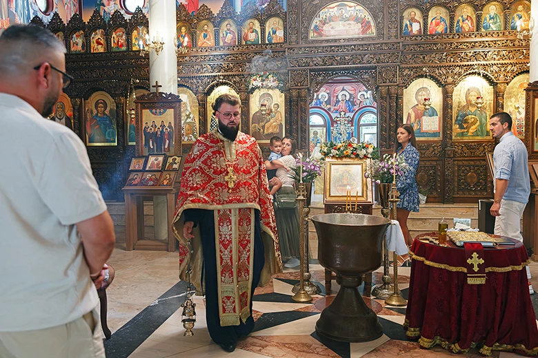 Ритуална обиколка на купела по време на кръщене в храм "Св. Климент Охридски" Пловдив.